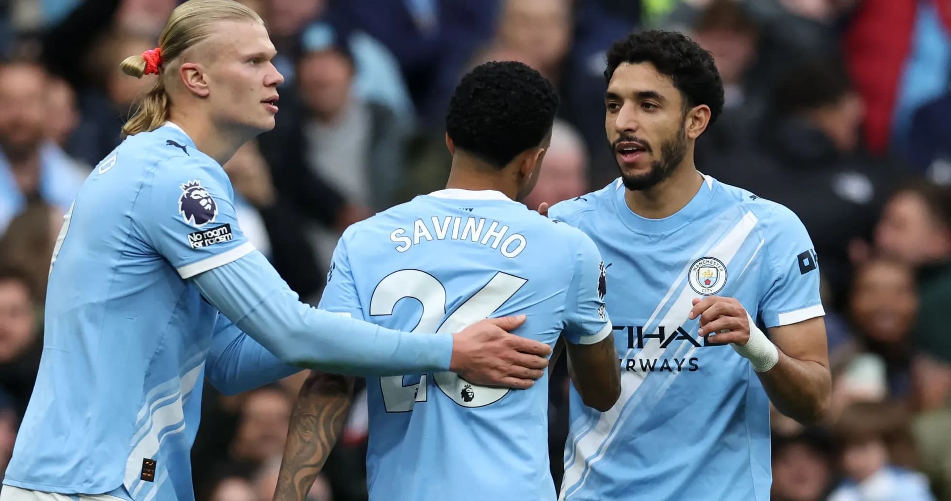 Jugadores de Manchester City celebrando en el campo