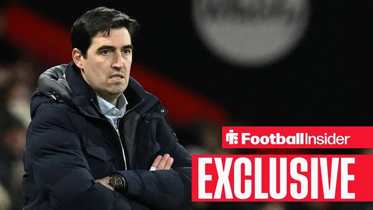 Entrenador observando el partido desde la línea lateral