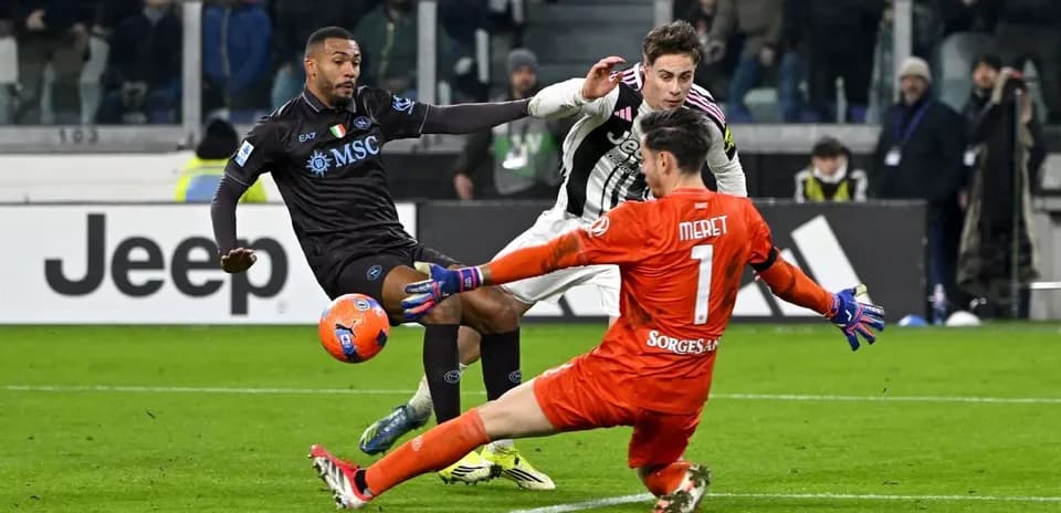 Jugador de Napoli en acción contra Juventus