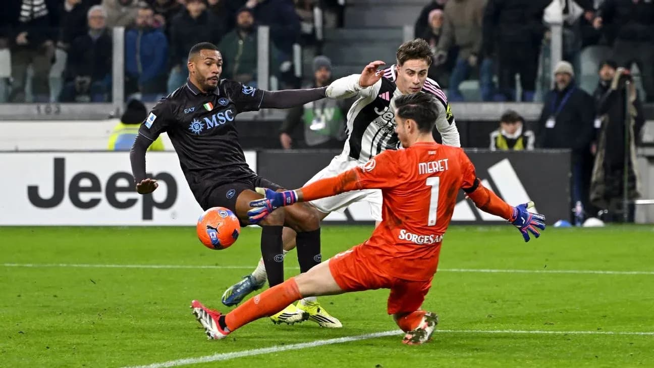 Jugador de Napoli en acción contra Juventus