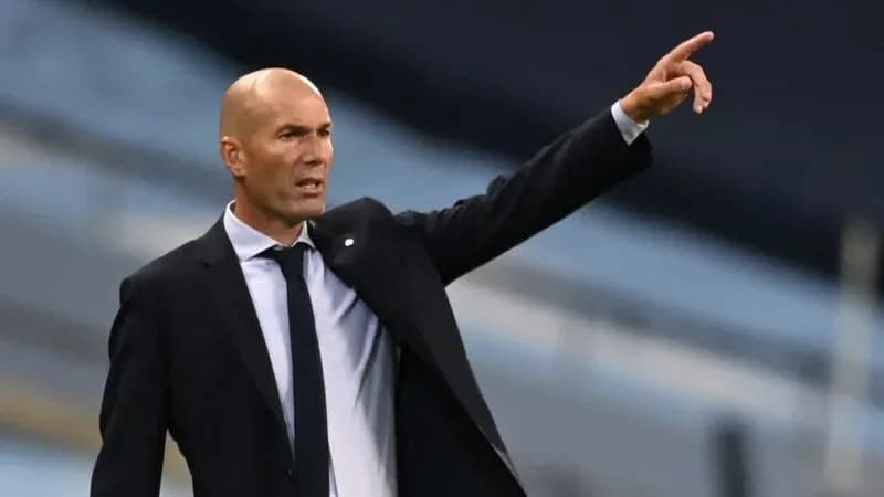Entrenador dirigiendo al equipo durante el partido