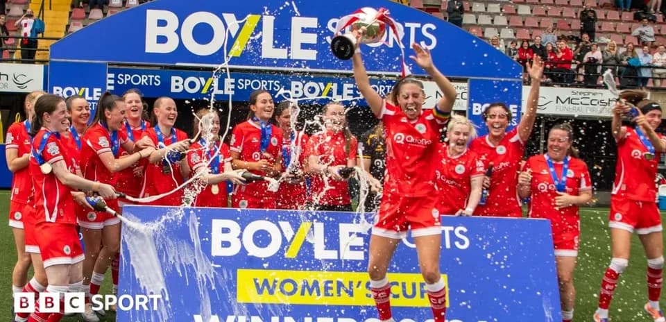 Equipo femenino celebrando victoria en la Boyle Sports Women's Cup