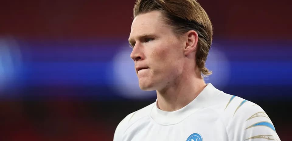 Jugador de Napoli en uniforme blanco mirando hacia un lado
