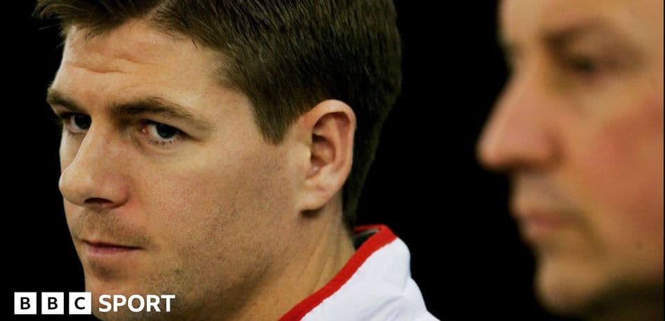Steven Gerrard y otro hombre en conferencia de prensa