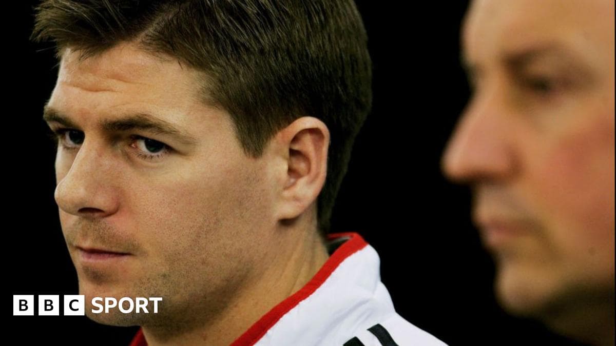 Steven Gerrard y otro hombre en conferencia de prensa
