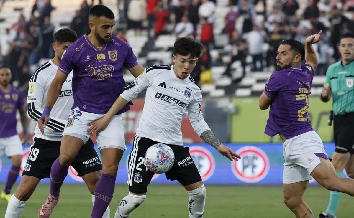 Jugadores de Colo Colo y Concepción en acción