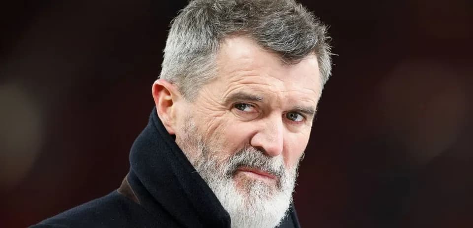 Hombre con barba y abrigo oscuro en un evento