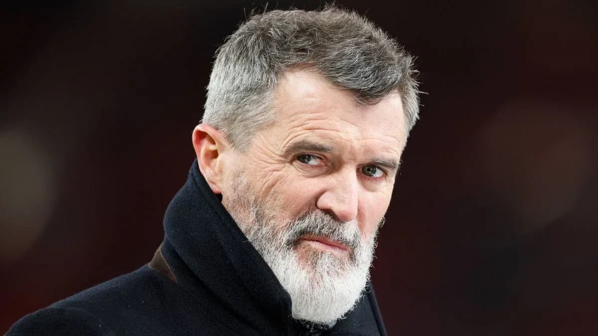 Hombre con barba y abrigo oscuro en un evento