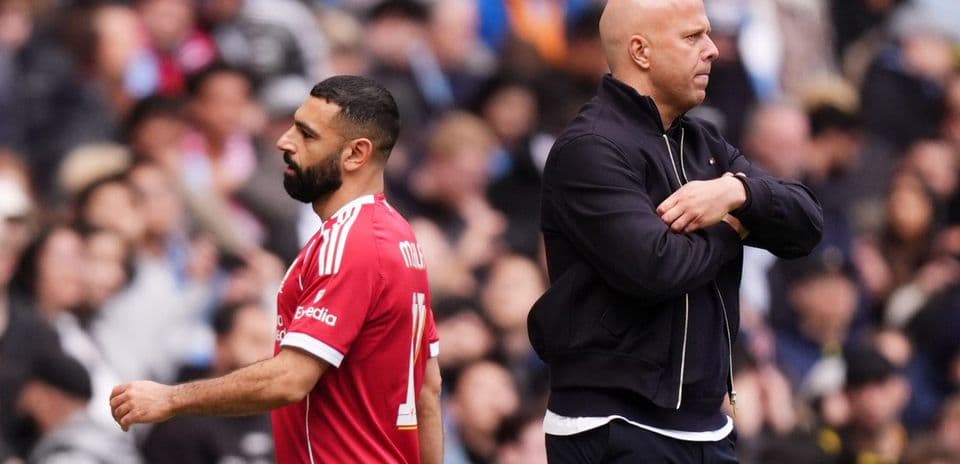 Jugador y entrenador en partido de fútbol