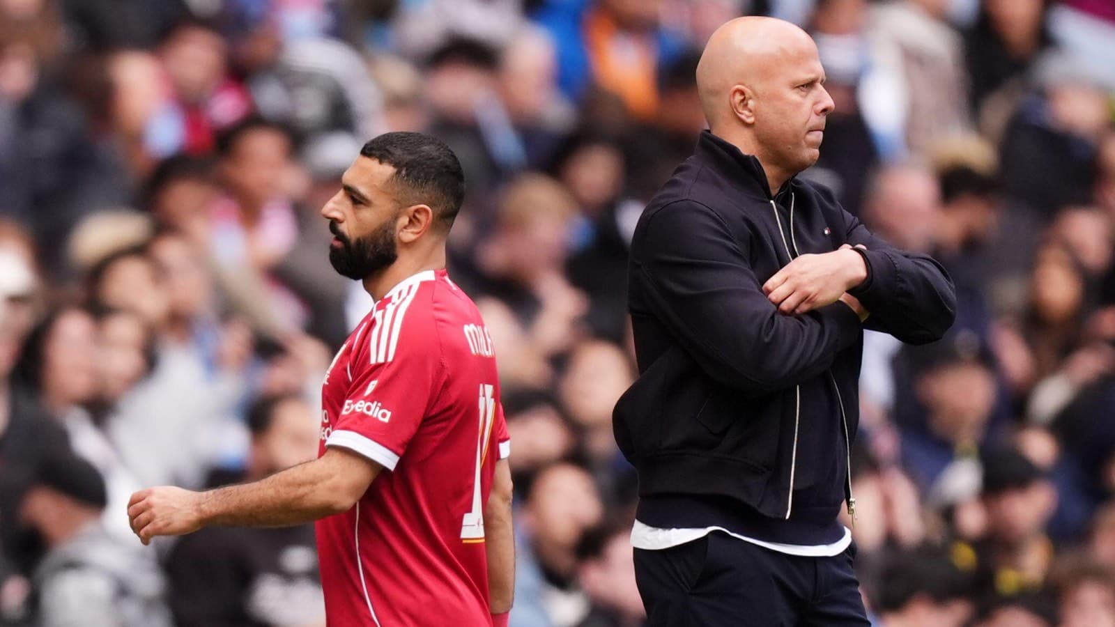 Jugador y entrenador en partido de fútbol