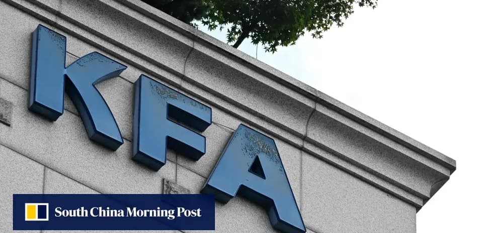 Letrero de KFA en un edificio moderno
