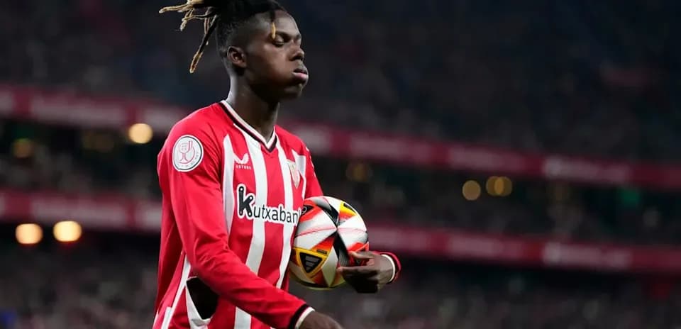 Jugador sosteniendo el balón durante un partido