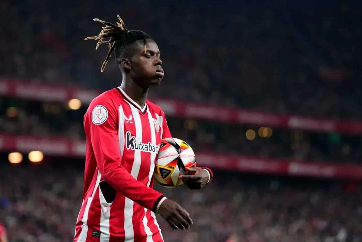 Jugador sosteniendo el balón durante un partido