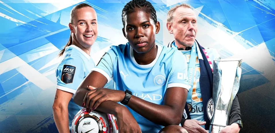 Jugadores y entrenador de Manchester City con trofeo