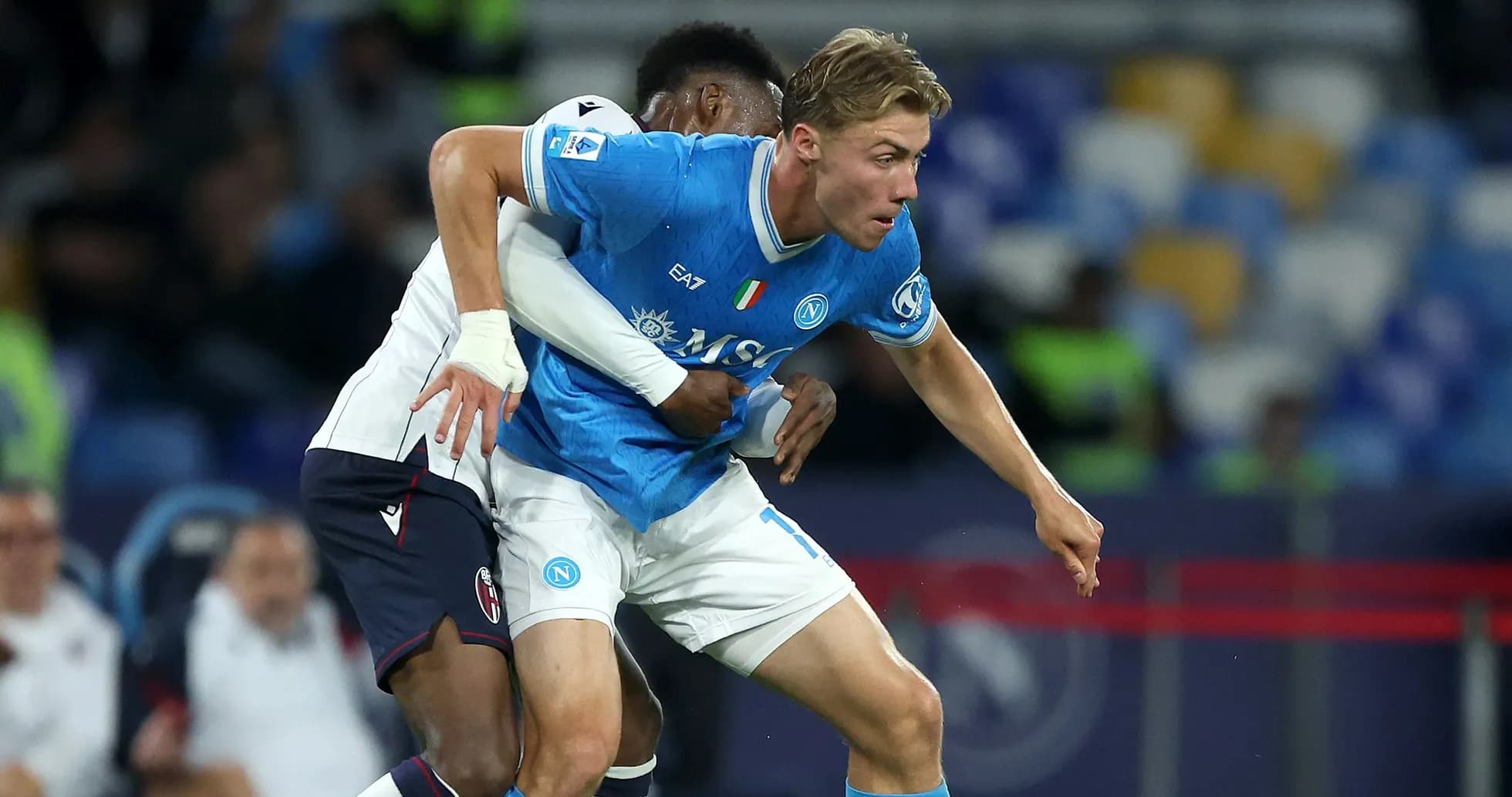 Jugador de Napoli luchando por el balón en el partido