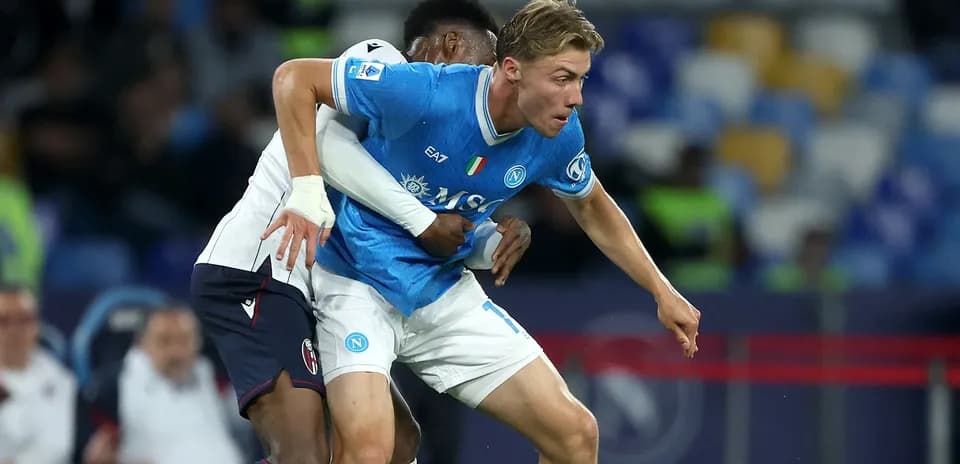 Jugador de Napoli luchando por el balón en el partido