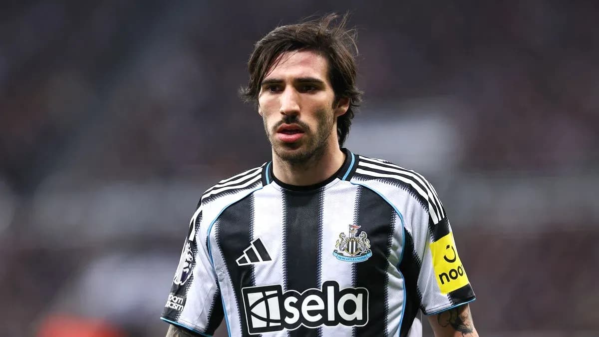 Jugador de Newcastle con camiseta a rayas durante partido