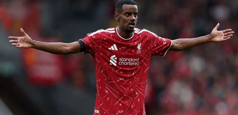 Jugador de Liverpool con brazos extendidos en el campo