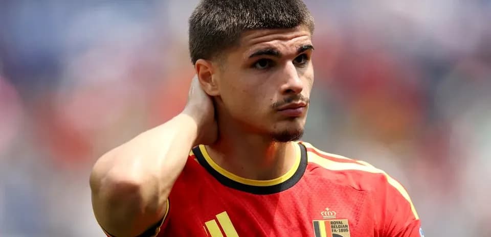 Jugador de Bélgica en uniforme rojo durante partido