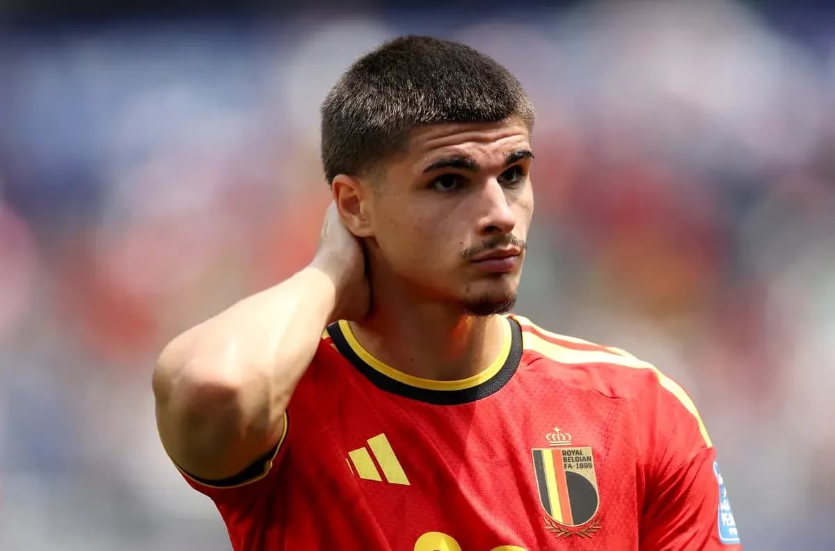 Jugador de Bélgica en uniforme rojo durante partido