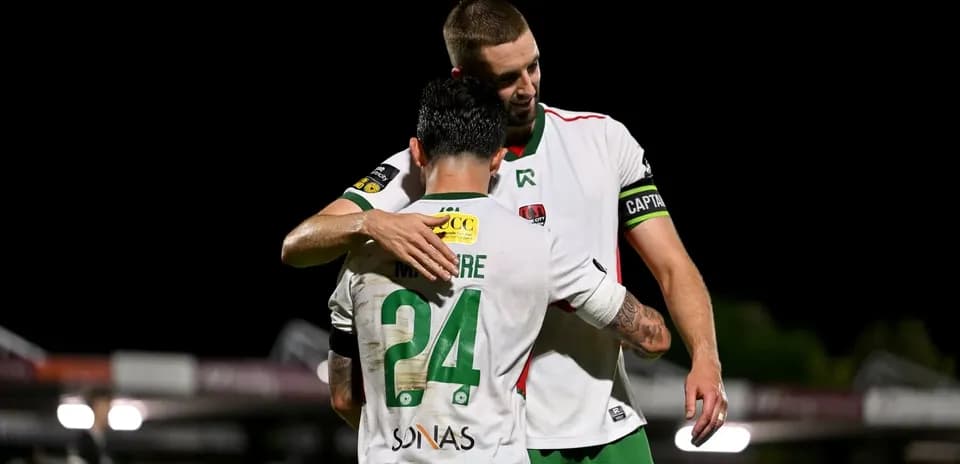 Jugadores abrazándose después de un partido de fútbol