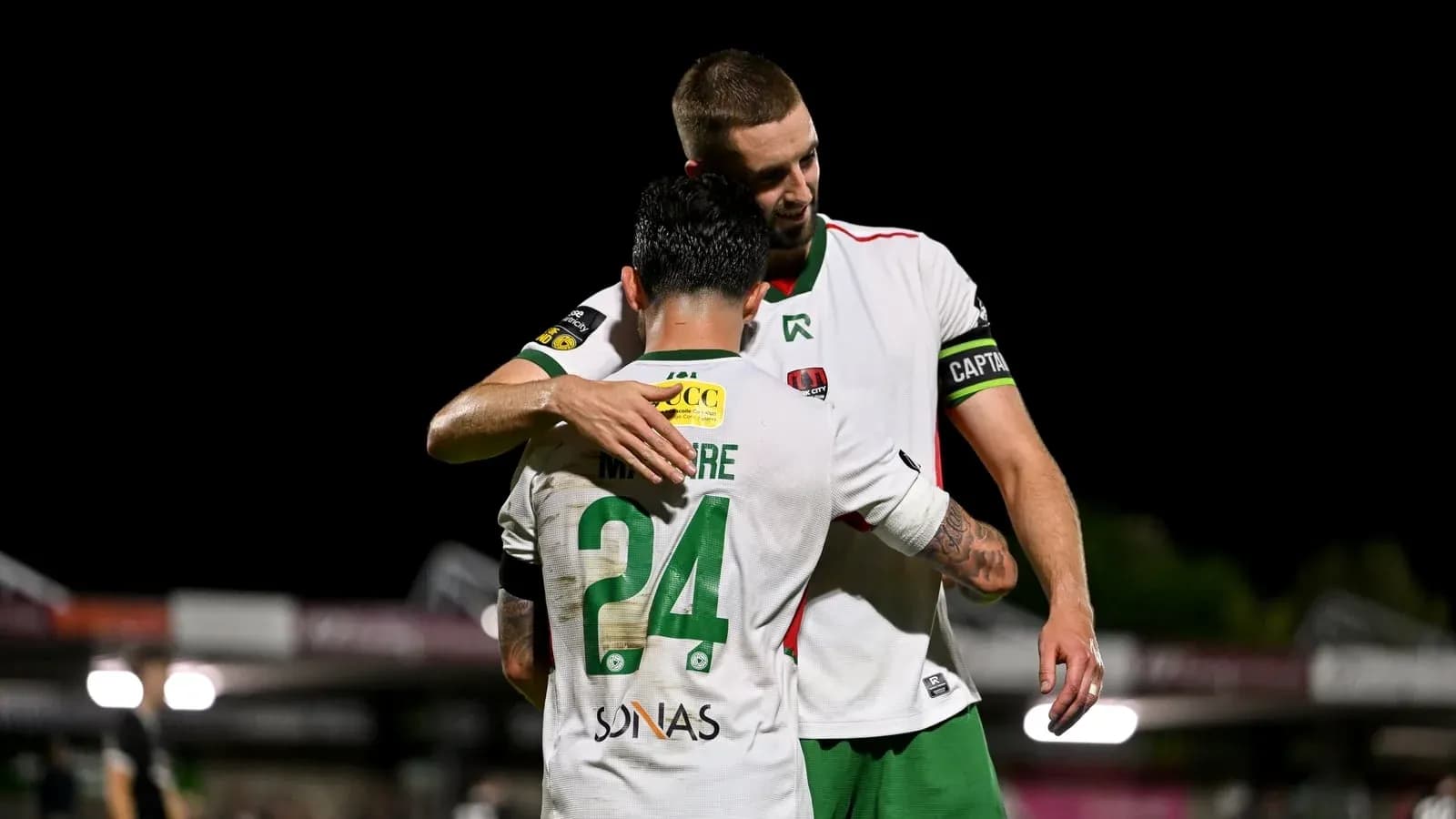 Jugadores abrazándose después de un partido de fútbol