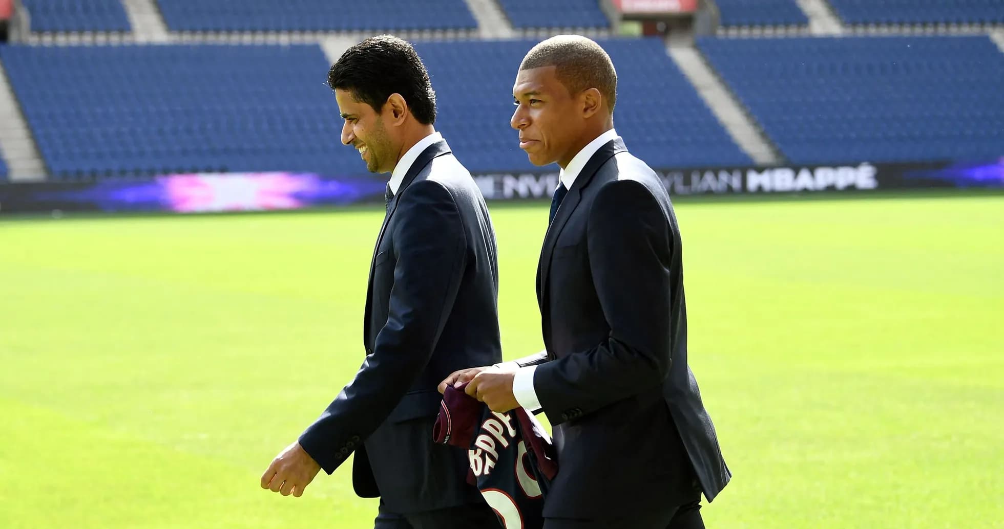 Dos hombres caminando en el campo de fútbol