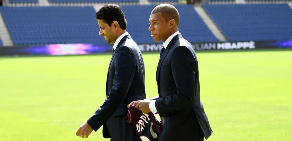 Dos hombres caminando en el campo de fútbol