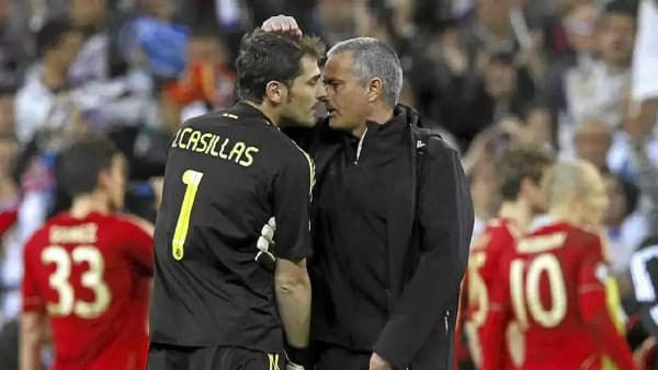 Iker Casillas y José Mourinho en la cancha