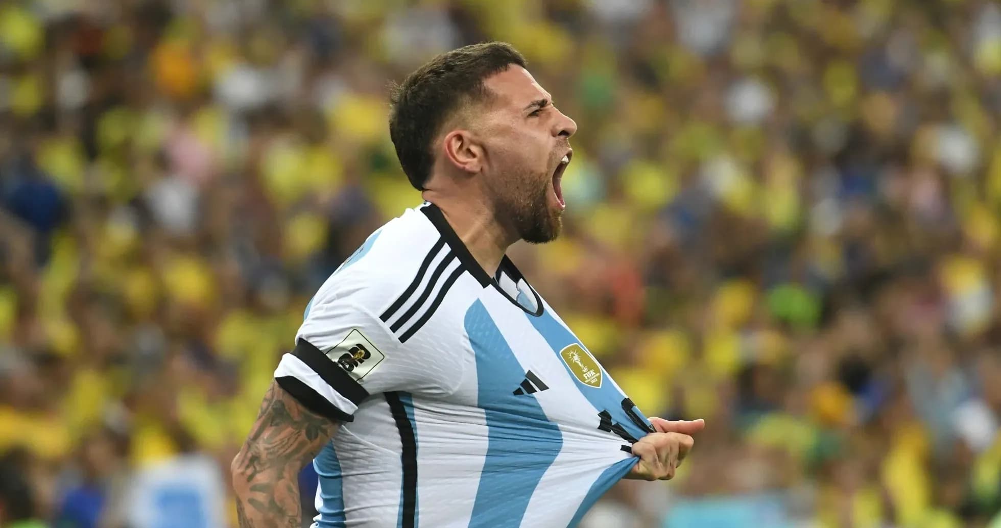 Jugador argentino celebrando con la camiseta en la mano
