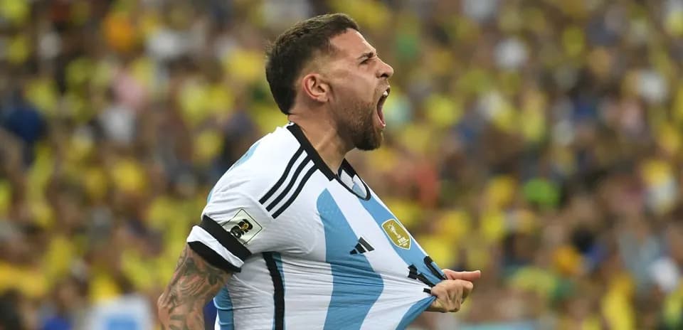 Jugador argentino celebrando con la camiseta en la mano