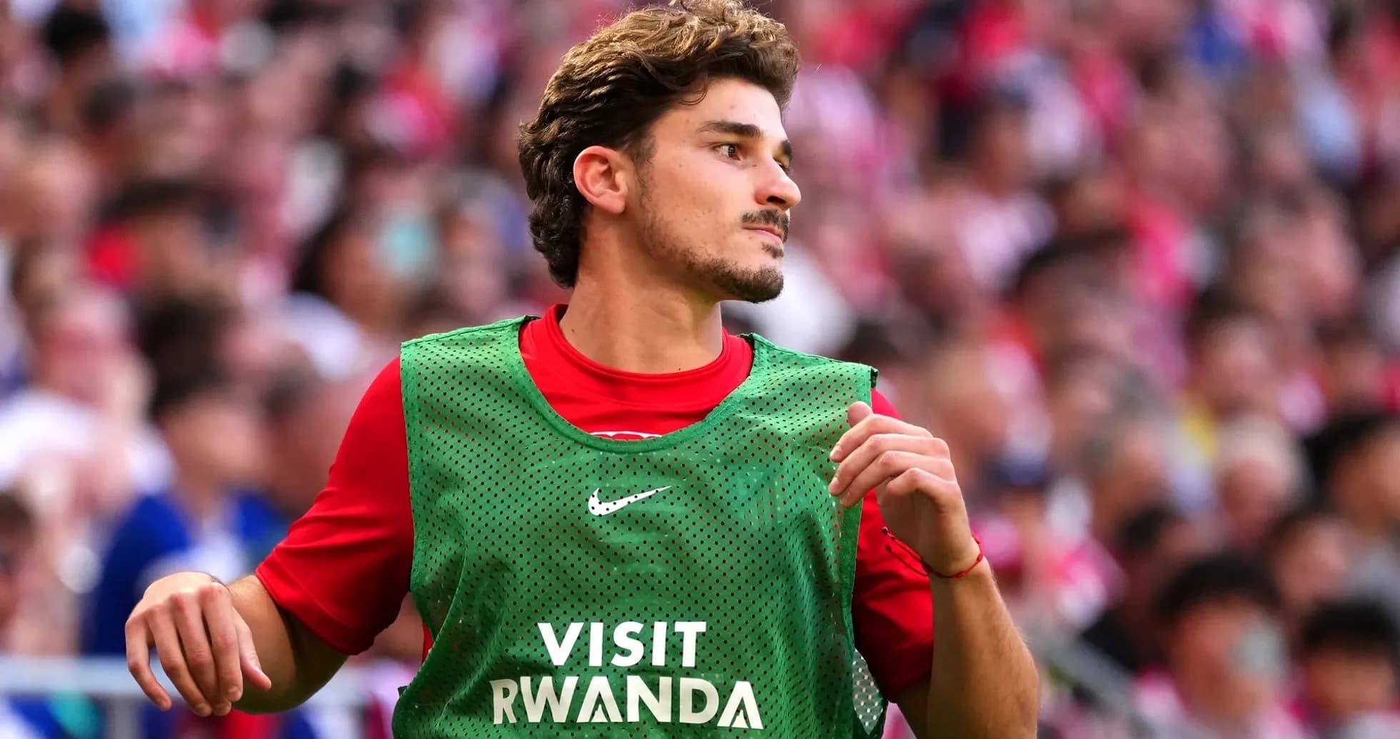 Jugador en el banquillo durante un partido de fútbol