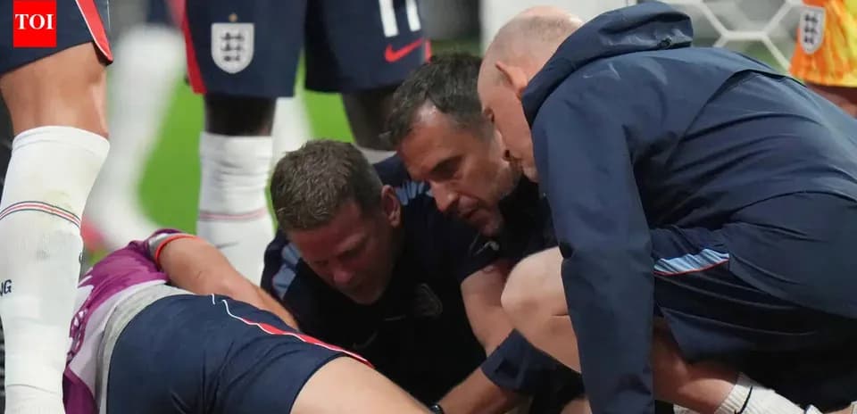Personal médico atendiendo a jugador caído en el suelo