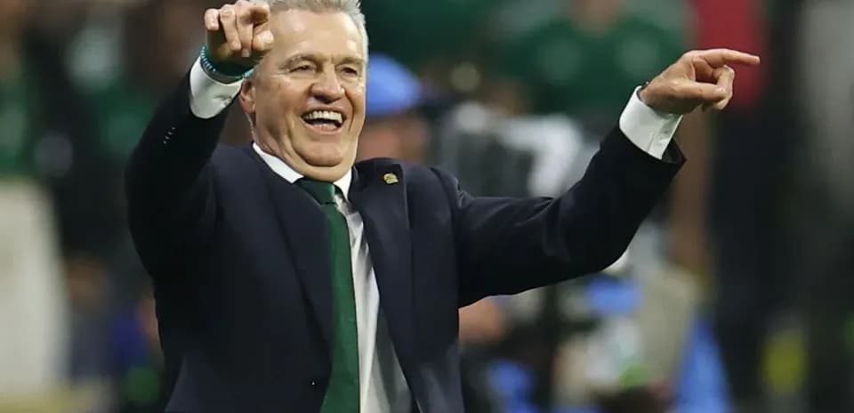 Entrenador señalando desde la línea de banda