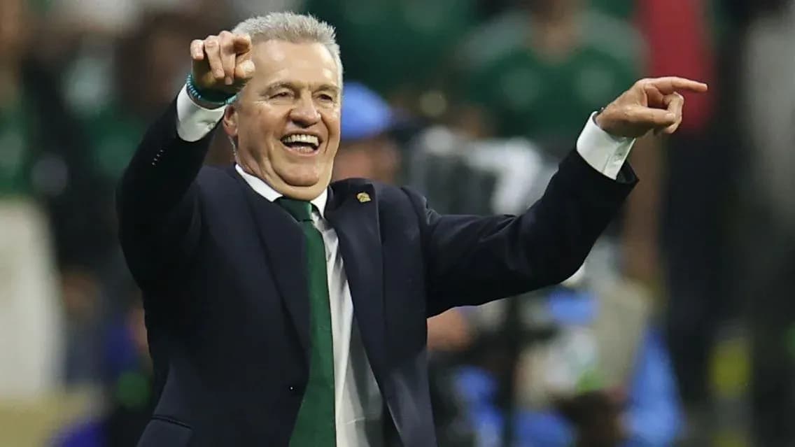 Entrenador señalando desde la línea de banda