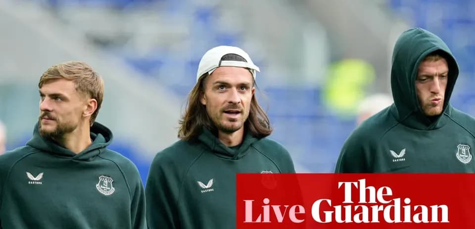 Tres jugadores de Everton caminando juntos en el campo