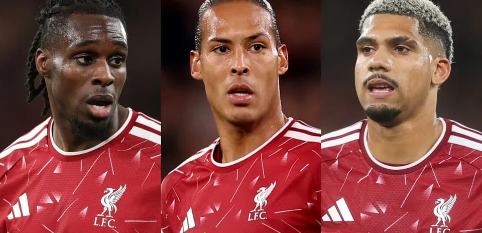 Tres jugadores de Liverpool FC en uniforme rojo