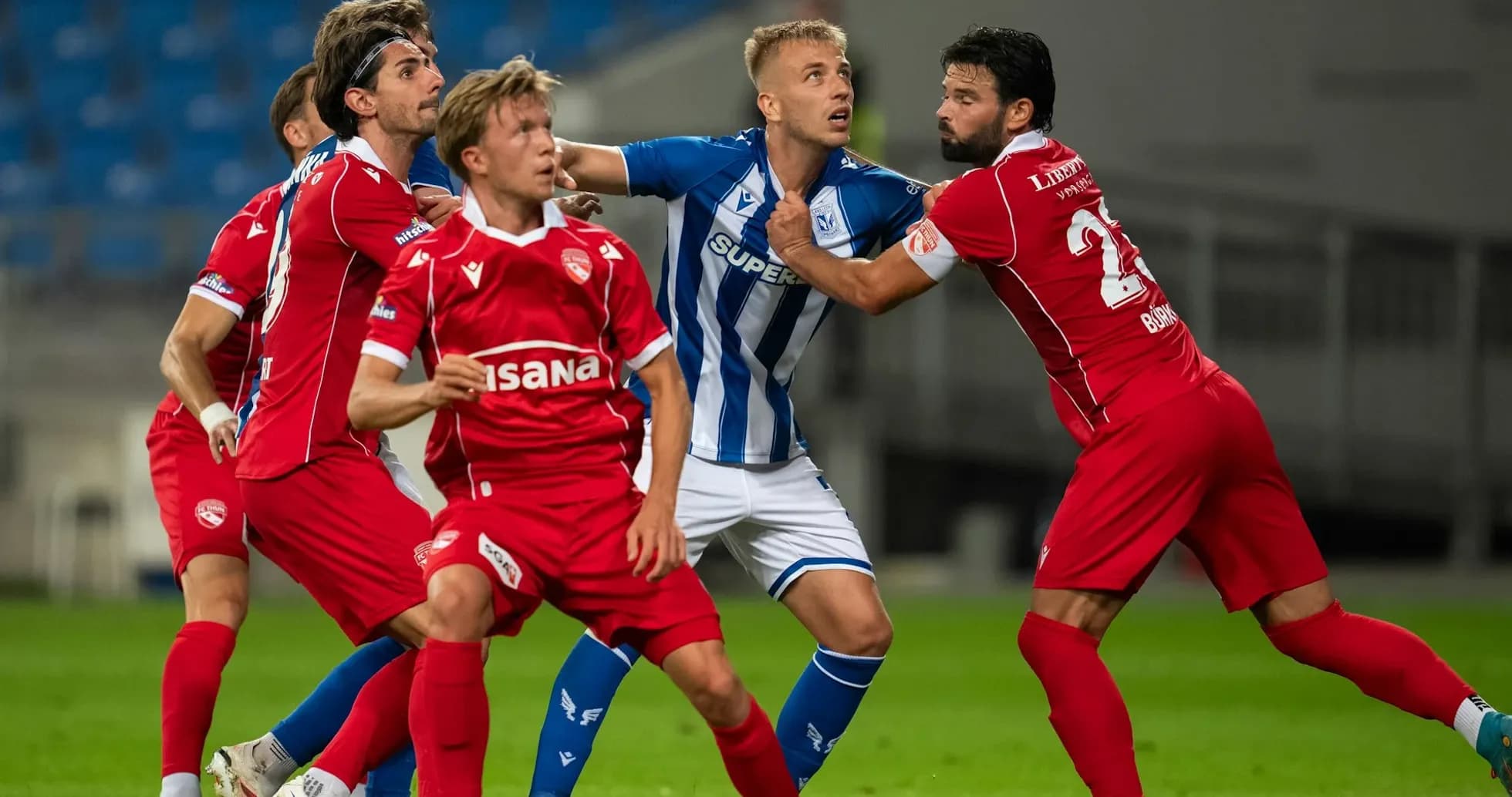 Jugadores de Lech Poznań y FC Thun en disputa