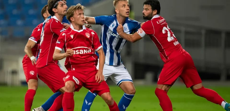 Jugadores de Lech Poznań y FC Thun en disputa