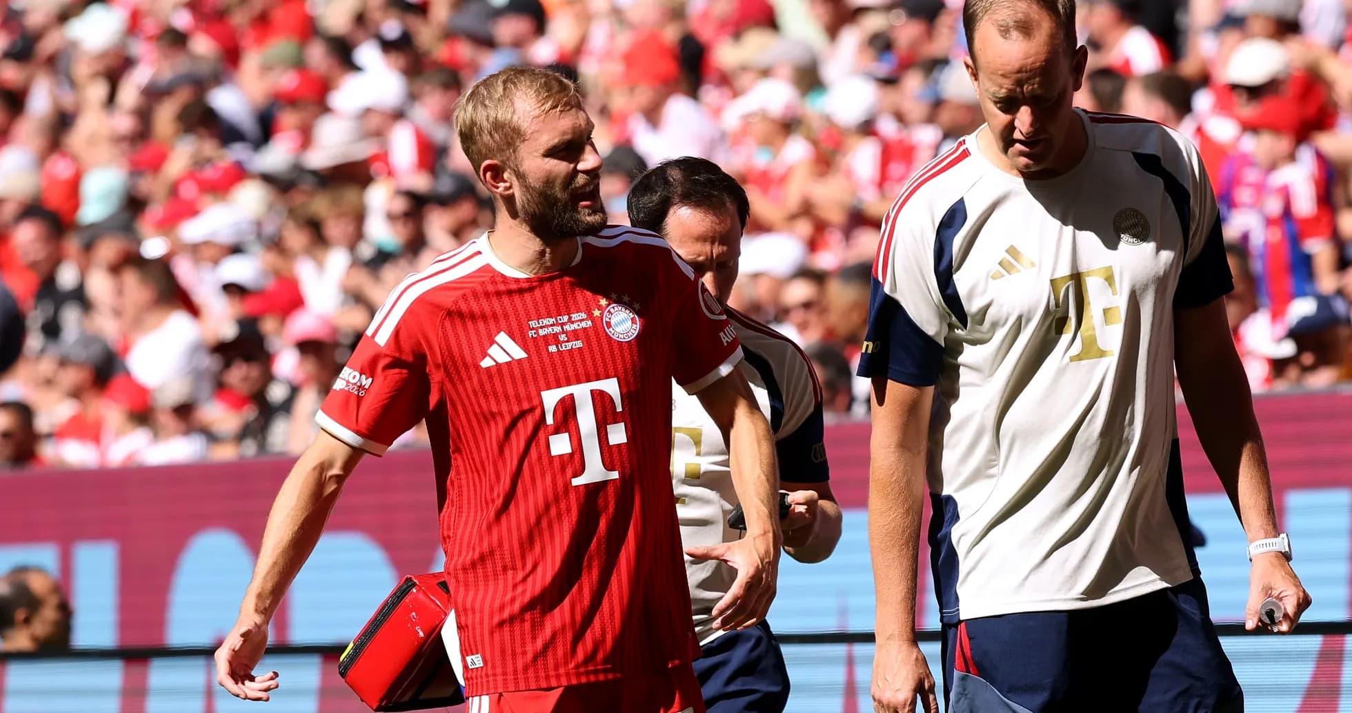 Jugador de Bayern Múnich saliendo del campo con entrenador