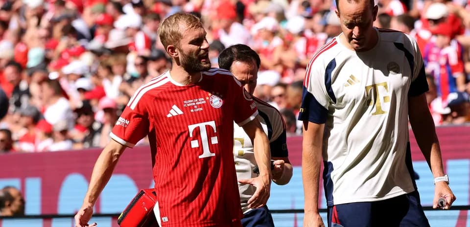 Jugador de Bayern Múnich saliendo del campo con entrenador