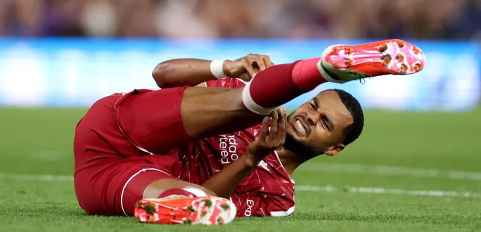 Jugador de Liverpool con lesión en el campo