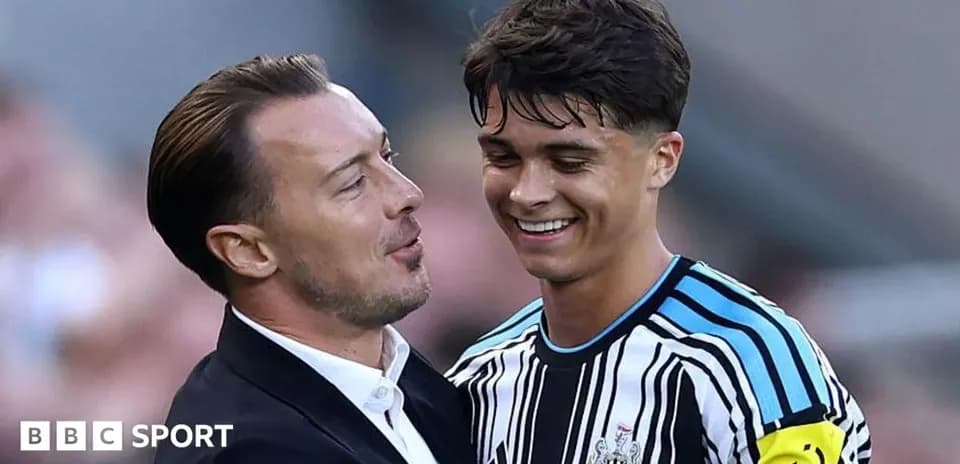 Entrenador hablando con jugador de Newcastle en el campo