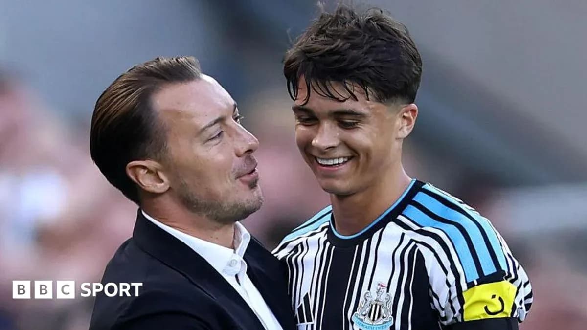 Entrenador hablando con jugador de Newcastle en el campo
