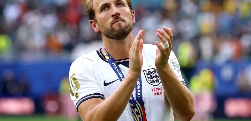 Jugador de Inglaterra aplaudiendo con medalla de bronce