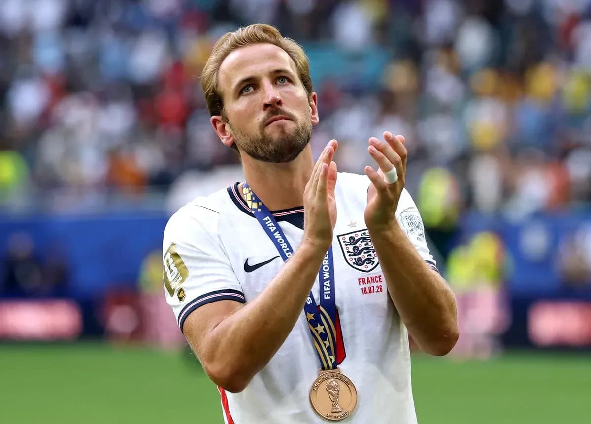 Jugador de Inglaterra aplaudiendo con medalla de bronce