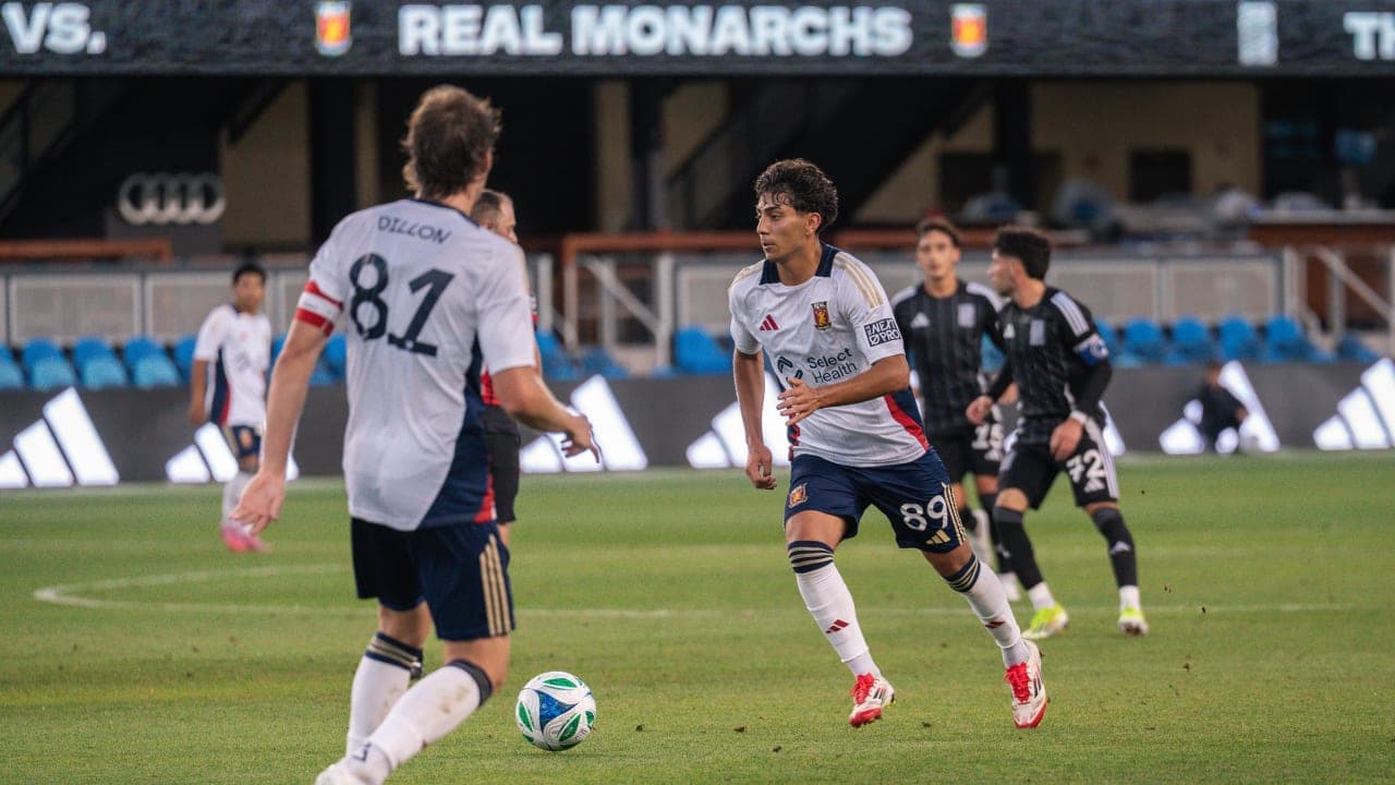 Jugadores de Real Monarchs en partido
