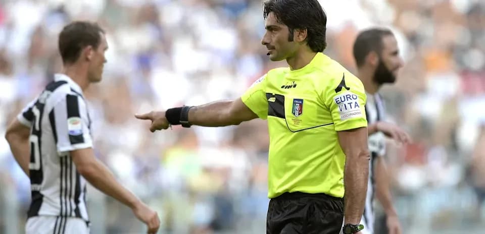 Árbitro señalando durante un partido de fútbol