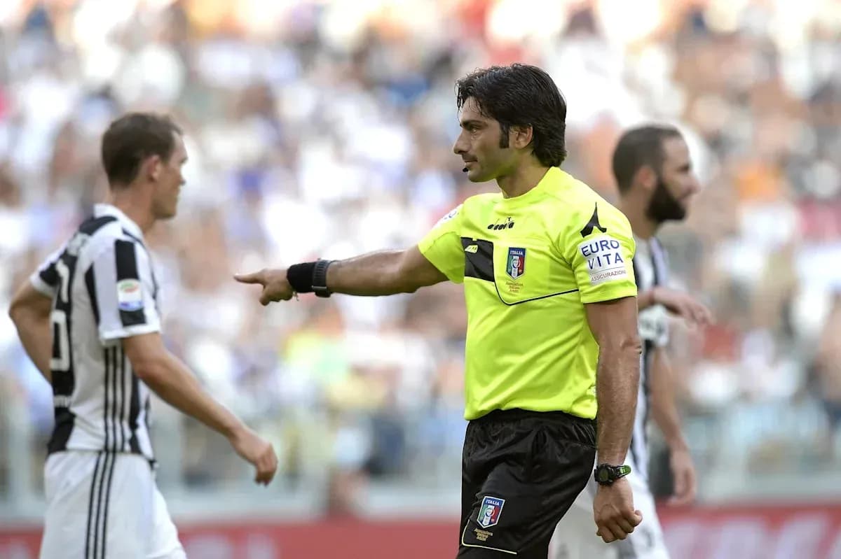 Árbitro señalando durante un partido de fútbol