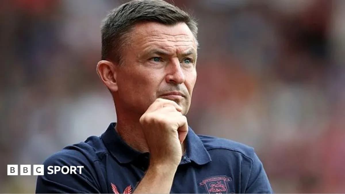 Entrenador pensativo en el banquillo durante el partido
